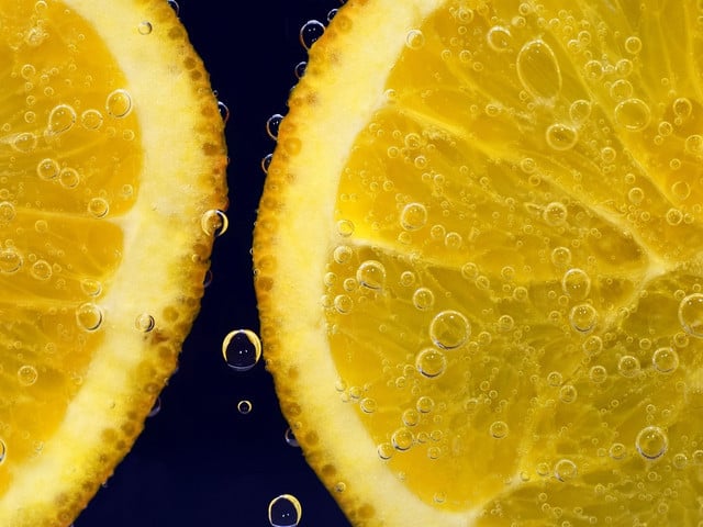 Frische Orangenscheiben geben dem alkoholfreien Aperol den fruchtigen Geschmack.