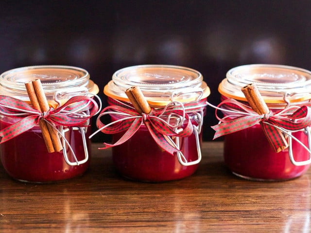 Selbgemachter Rote-Bete-Ketchup im Glas.