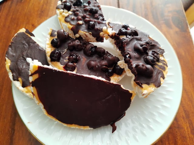 Rice-Cakes kannst du nach Lust und Laune belegen.