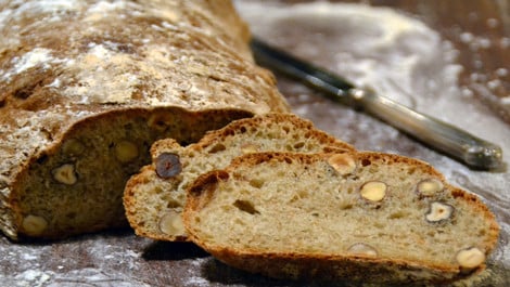 Haselnussbrot mit ganzen Nüssen: Rezept zum Nachbacken