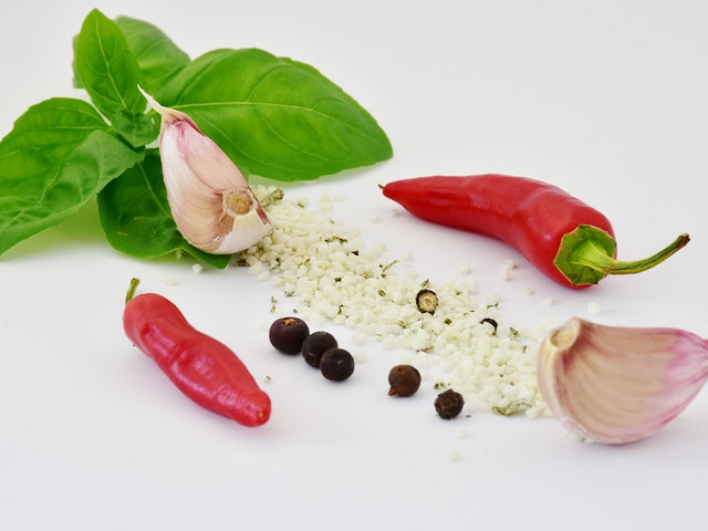 Mit Knoblauch und Chili in der Marinade werden die Smashed Potatoes besonders würzig.