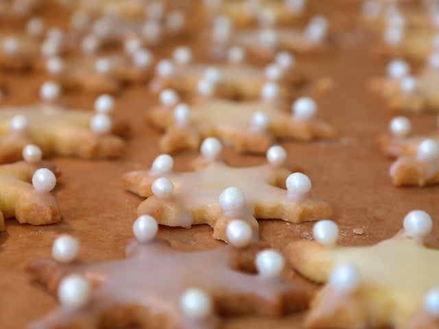 Die veganen Butterplätzchen kannst du am Ende verzieren.