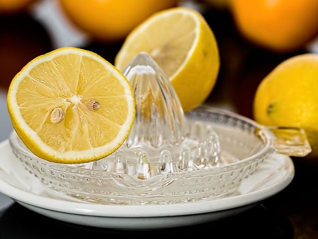 Saft und Schale einer frischen Zitrone verleihen der Zitronenmousse ihr fruchtiges Aroma.