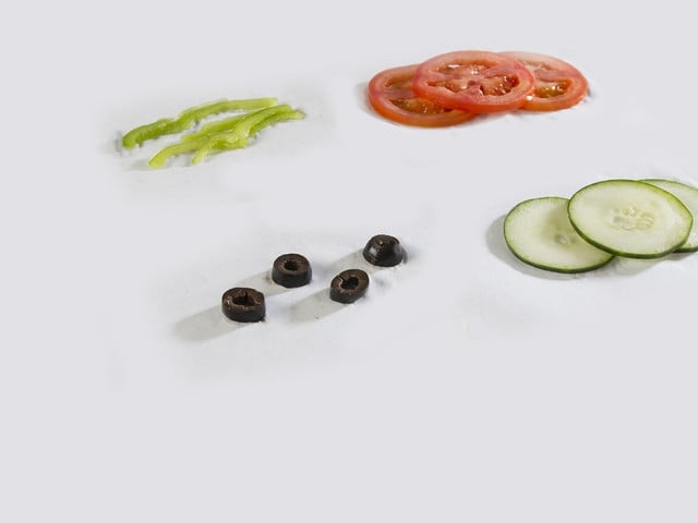 Tomate, Paprika, Gurke oder Oliven eignen sich, um Süßkartoffeltoast zu belegen.