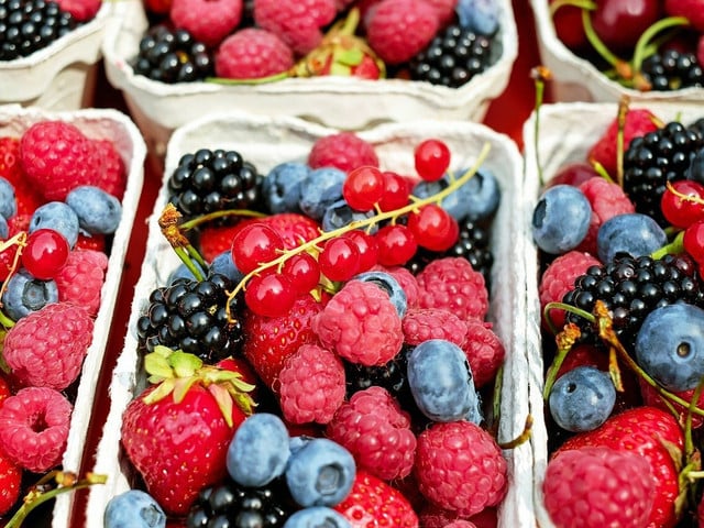 Zu Lütticher Waffeln passen unter anderem frische Beeren.