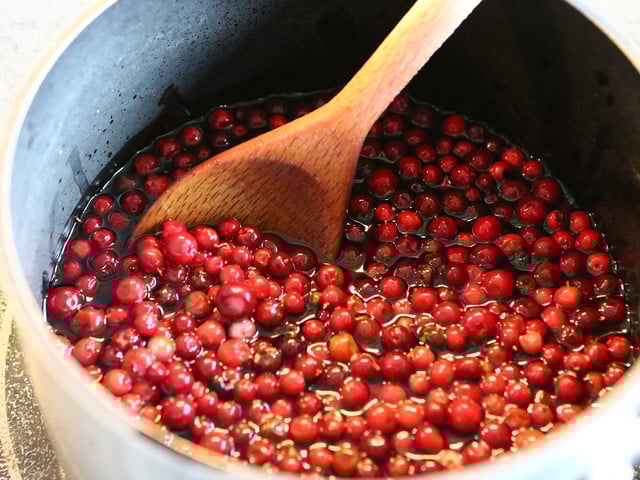 Selbstgemachte Preiselbeermarmelade hält sich richtig aufbewahrt bis zu zwei Jahre.