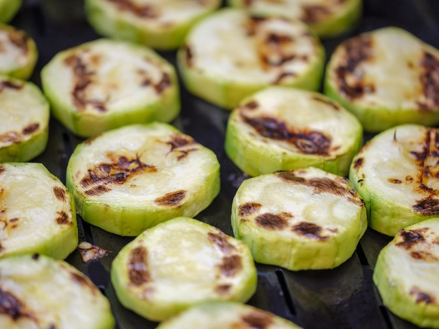 Zucchiniaufstrich: Vor dem Pürieren wird die Zucchini im Ofen gebacken. 