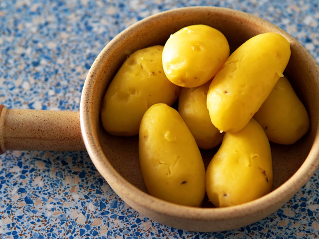 Petersilienkartoffeln: Klassische Beilage Für Petersilienkartoffeln vermengst du die gekochten Kartoffeln einfach mit Petersilie, Butter und Salz.