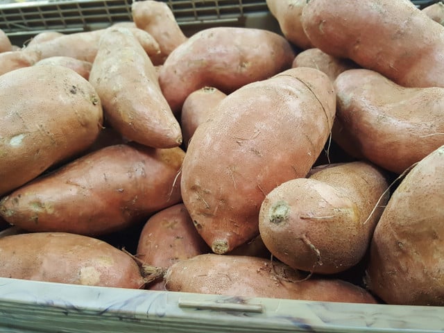 Süßkartoffeln liefern viele Ballaststoffe und Kohlenhydrate, enthalten dennoch aber wenig Fett.