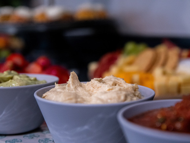 Du kannst Pita-Chips mit einer Vielzahl von Dips kombinieren.