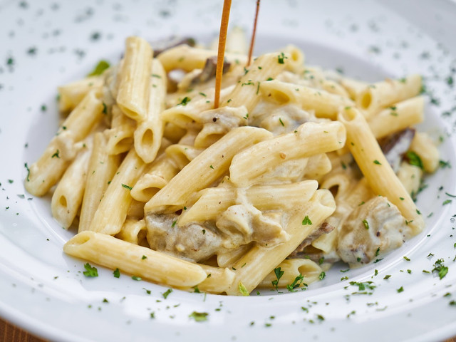 Pasta mit Kräuterseitlingen: Das Rezept Für die Pasta mit Kräuterseitlingen eignen sich besonders Penne gut als Nudelsorte.