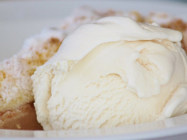 Etwas Vanilleeis passt gut zur Bakewell Tarte.