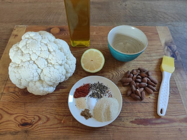 Vegane Blumenkohlsteaks: Das Rezept Die Gewürze für die Blumenkohlsteaks kannst du nach Belieben variieren.