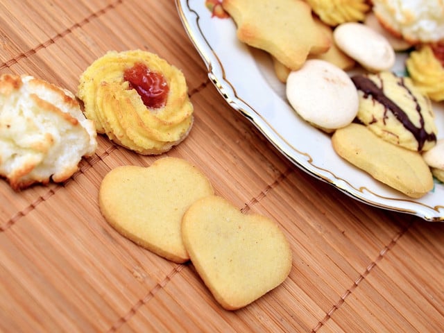 Verziere die Dinkelplätzchen mit den Zutaten deiner Wahl. 