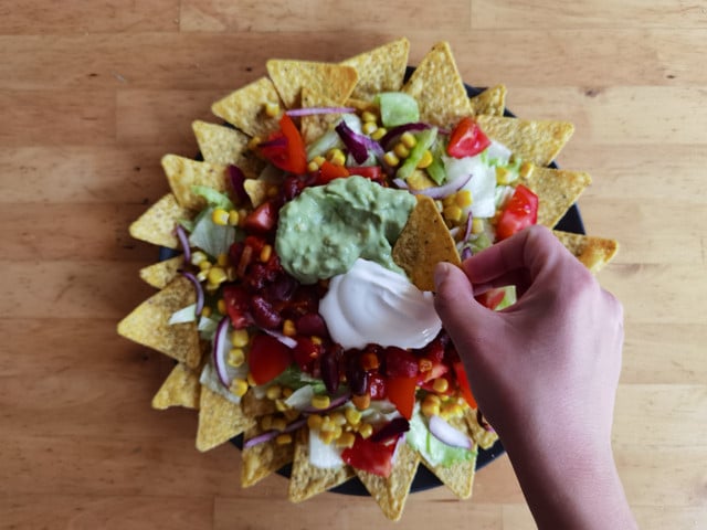Toppe deinen Taco-Salat mit Guacamole und Sour-Cream.