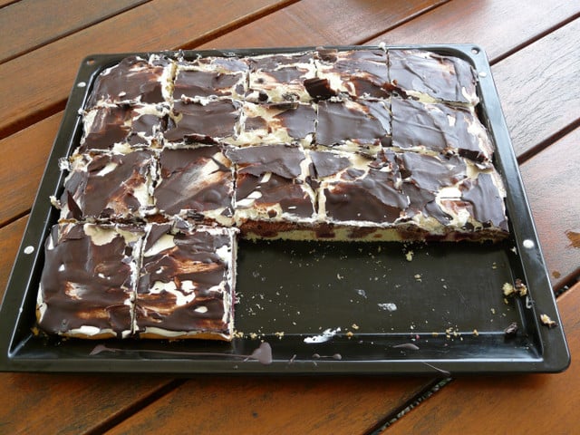 Auch die vegane Donauwelle wird erst auf dem Blech gebacken und dann mit Vanillecreme und Schokolade überzogen.