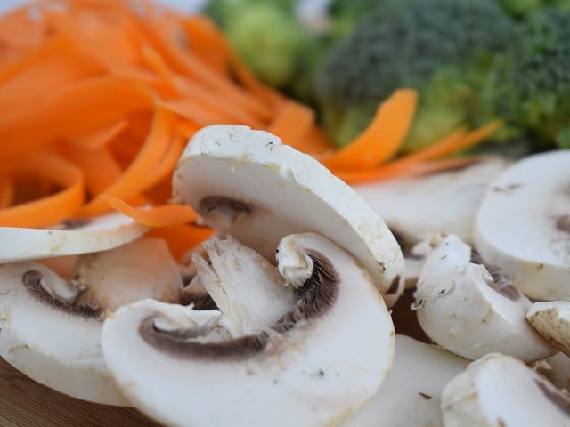 Um den Pilzfond zuzubereiten, kannst du Pilz- und Gemüsereste verwenden.