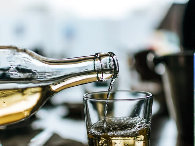 Essig aus Alkoholresten herstellen: So einfach geht’s Wenn Weinreste in der Flasche bleiben, kannst du sie verwenden, um Essig herzustellen.