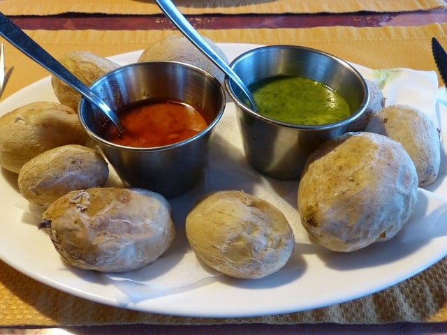 Traditionell essen die kanarischen Bewohner:innen Mojo verde zu kanarischen Kartoffeln.