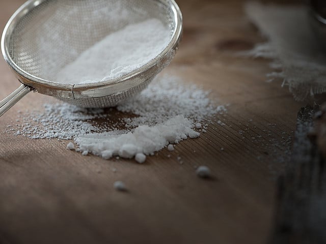Zuckerguss lässt sich einfach aus Eiweiß und Puderzucker herstellen.