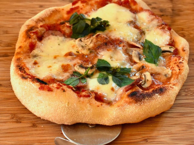Auch mit frischen Pilzen schmeckt neapolitanische Pizza gut.