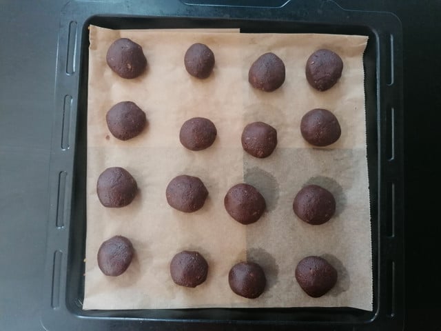 Lass genug Abstand zwischen den Kugeln auf dem Blech.
