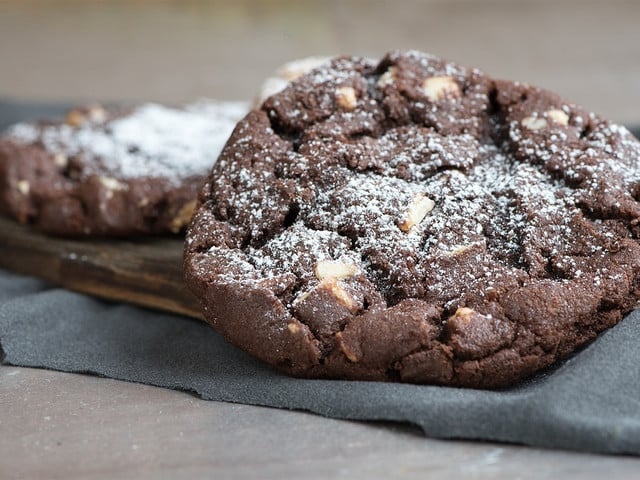 Deine Nusskekse schmecken auch mit Kakaopulver lecker.