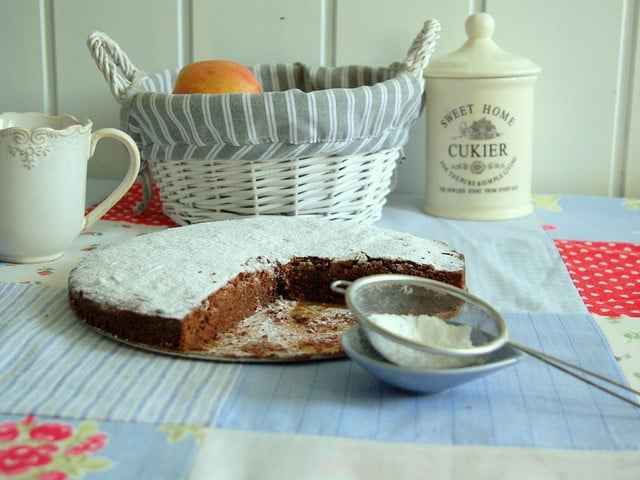 Schokokuchen ohne Mehl: Rezept mit Linsen Den Schokokuchen ohne Mehl kannst du zum Schluss mit etwas Puderzucker bestäuben.