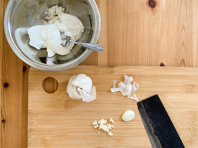 Mische den veganen Ricotta mit frischem Knoblauch.