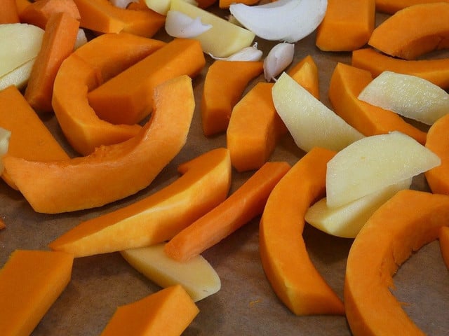 Kürbis mit Kartoffeln kannst du schnell und einfach im Ofen zubereiten.