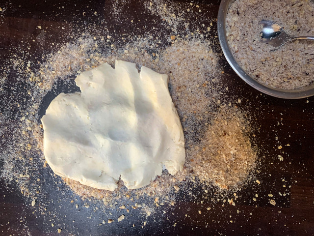 Am besten drückst du den Teig mit deinem Handballen platt.