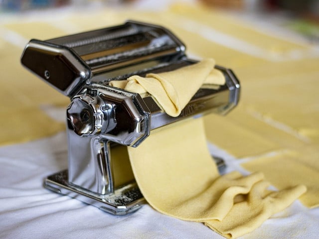 Mit einer Nudelmaschine ist das Ausrollen besonders einfach. 