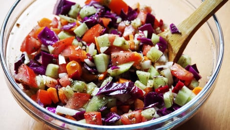 Einfacher Löffelsalat: Buntes Rezept zum Mitnehmen