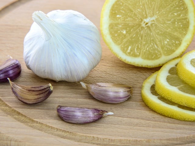 Verwende Bio-Zitronen für die Zubereitung der Gremolata-Würzmischung.