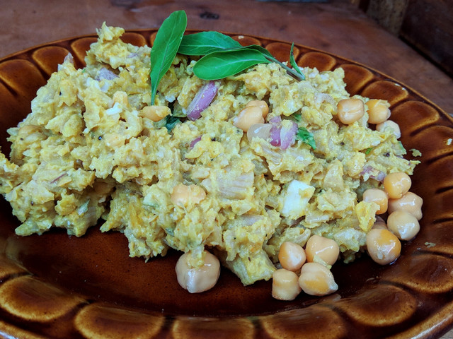 Veganer Eiersalat schmeckt gut pur - oder auch auf frischem Brot.