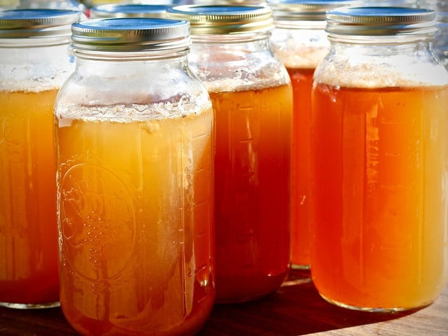 Cider aus Apfelschalen und Gewürzen kannst du als wärmendes Heißgetränk oder als erfrischende Limonade genießen.