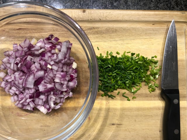 Hacke Zwiebeln und Schnittlauch.