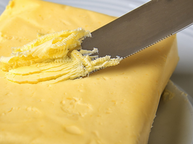 Die Bechamelkartoffeln kannst du auch vegan zubereiten und so Butter vermeiden.