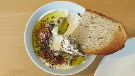Labneh-Rezept: So machst du den Frischkäse aus Joghurt selber