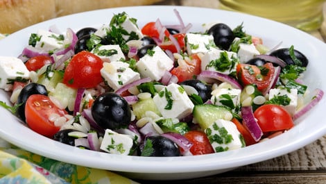 Griechischer Kritharaki-Nudelsalat: Rezept für heiße Tage