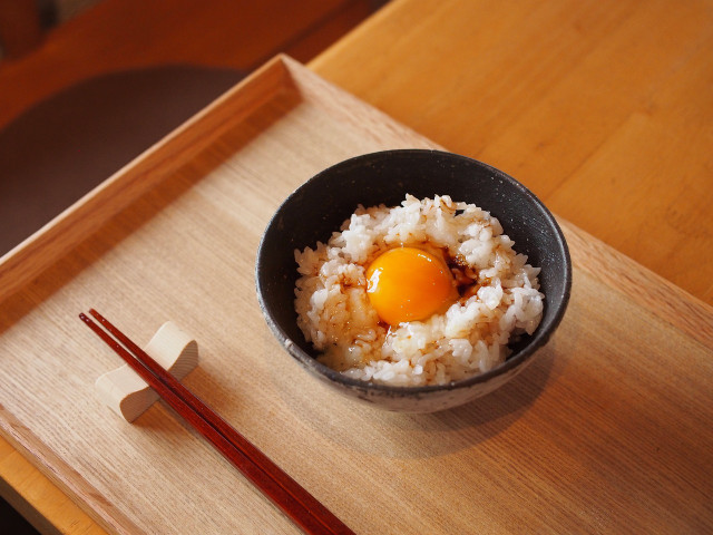 Reis Frittata wird mit gekochtem Reis, Ei und weiteren Zutaten deiner Wahl gekocht. 