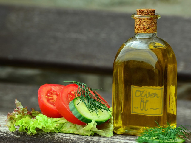 Verwende hochwertiges Olivenöl, um getrocknete Tomaten einzulegen.