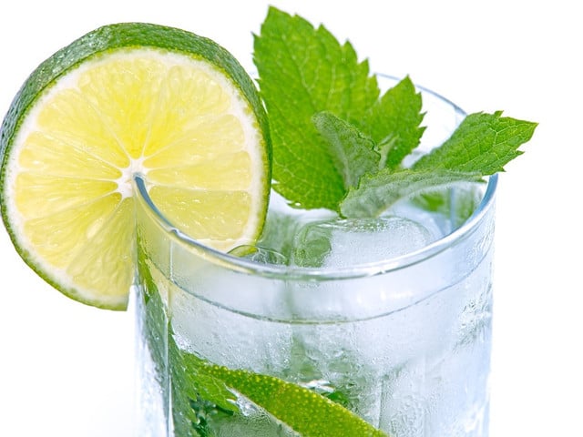 Klassisches Hard Seltzer besteht nur aus Wasser, Wodka und Limetten.