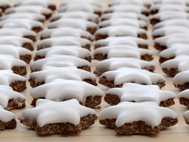 Du kannst Mürbeteigplätzchen mit Schokolade oder Zuckerguss verzieren.