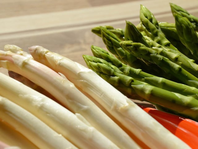 Die Spargel-Frittata schmeckt sowohl mit weißem als auch mit grünem Spargel.