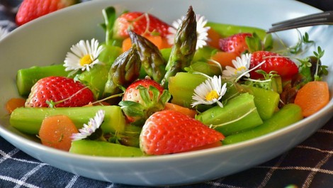 Spargel-Erdbeer-Salat: Veganes Rezept für den Frühling