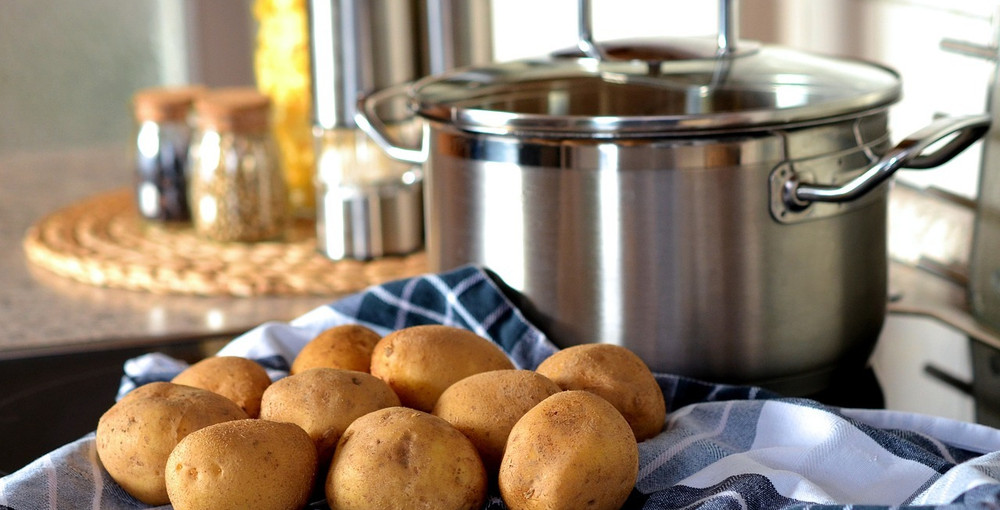 Kartoffeln und Kichererbsen machen die Paprikapfanne sättigend.