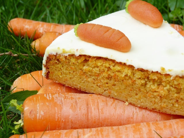 Der bekannte Karottenkuchen ist nur eine Möglichkeit, Möhren süß zu verarbeiten.