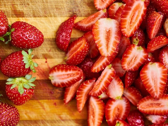 Leckere Kombi: Erdbeeren mit Schoko-Hummus als Dip.