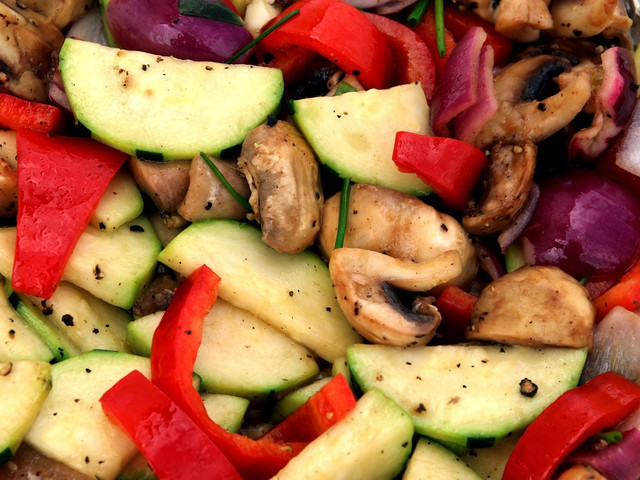 Kritharaki-Salat schmeckt mit Grillgemüse besonders würzig.
